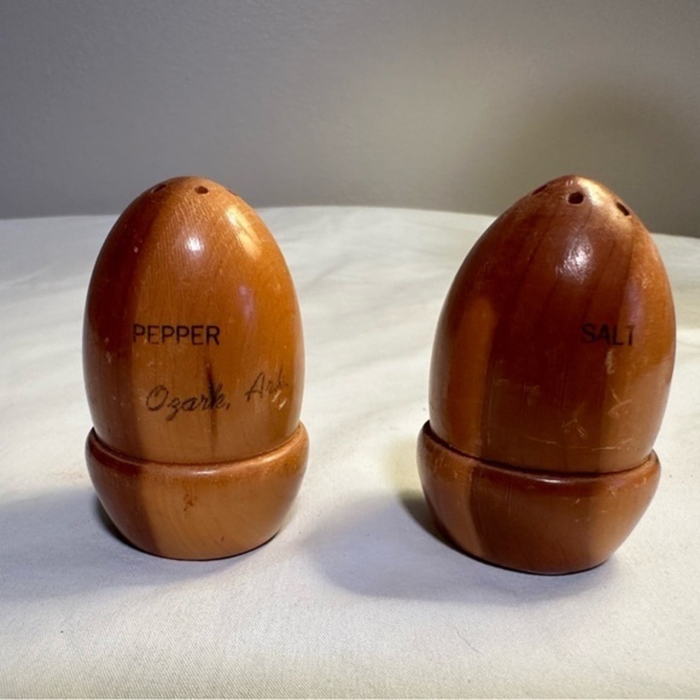Salt and Pepper wooden accorn from Ozarks souvenir‎ vintage